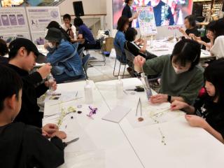 ボトルに入れる花材を選ぶ参加者1