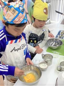 クレープ生地をつくる男の子