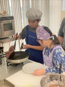 クレープ生地を返す男の子