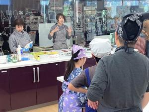 参加者が講師の説明を聴く