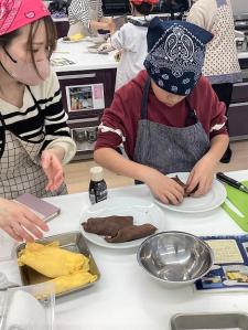 クレープを巻く男の子