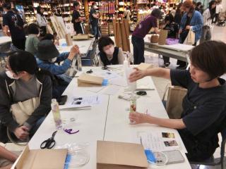 ボトルに専用のオイルを入れる参加者1