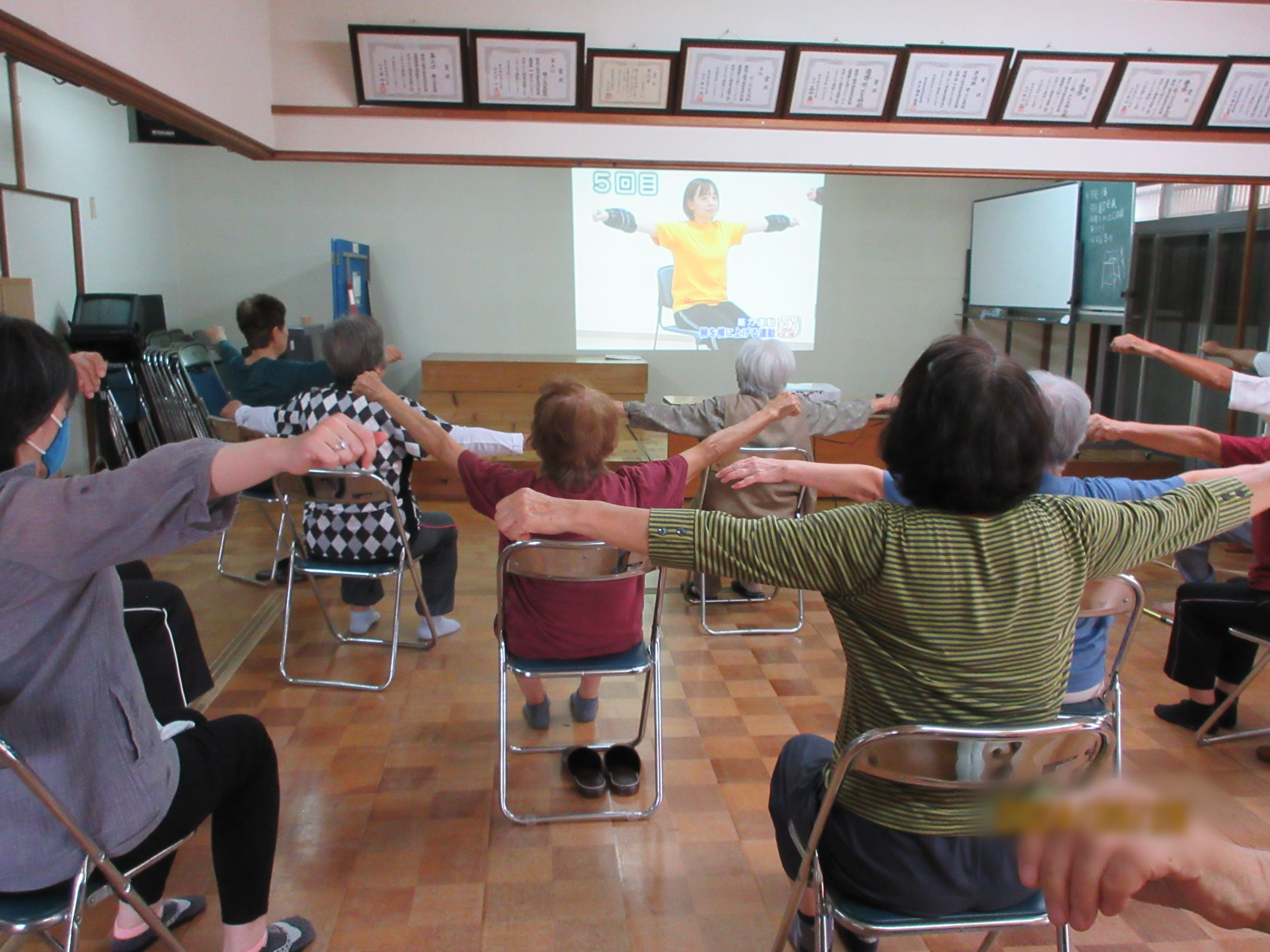 ＤＶＤを観ながら頑張っています。