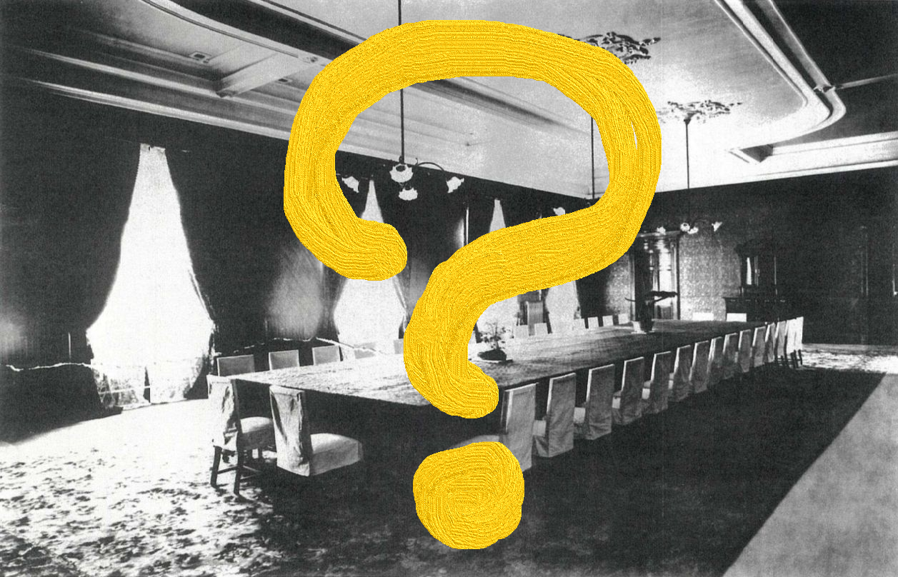 古い会議室のモノクロ写真の上に黄色の大きな?マーク