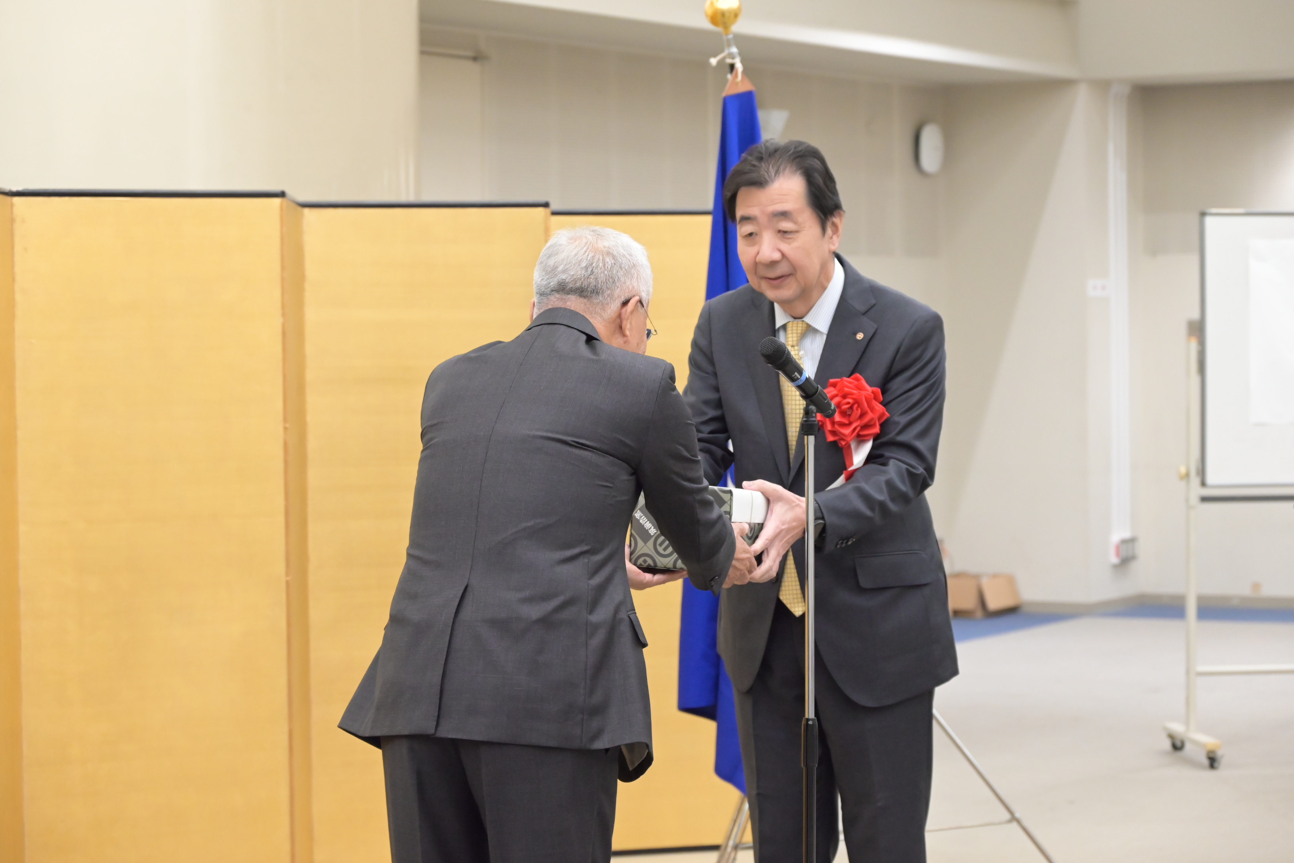 谷さんへ表彰状を授与