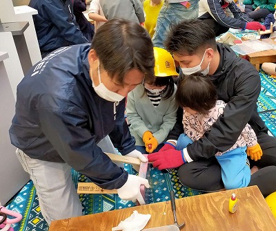 大工を体験する園児 大工を体験する園児