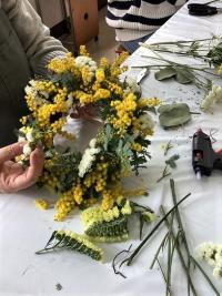 リース台に花をさして形を作っていく