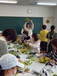 作品の仕上げにかかる参加者たち